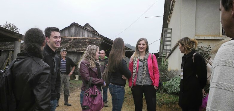 Alunos do Programa de Educação Superior para o Desenvolvimento Regional visitam fazenda em Indaial