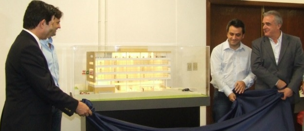 FURB recebe maquete do Centro de Inovação