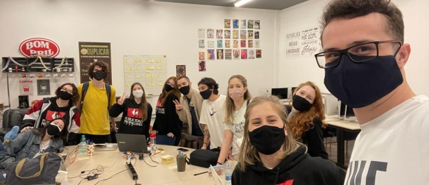Estudantes assinam jingle do Natal em Blumenau  