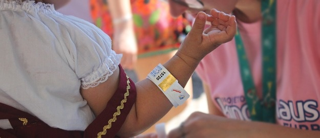 Universitários identificam crianças na Oktoberfest