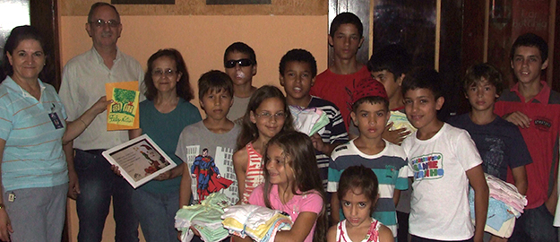 Lar Betânia recebe doação de roupas confeccionadas por alunos do curso de Moda 