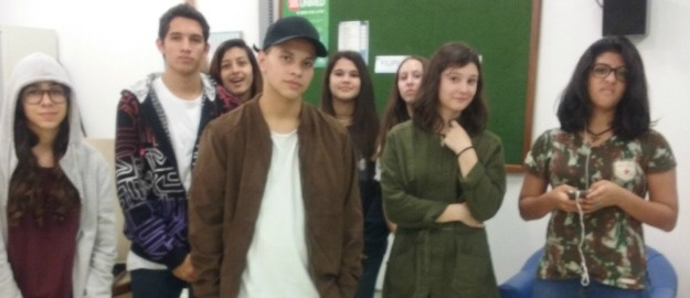 Estudantes de fotografia visitam a redação da FURB