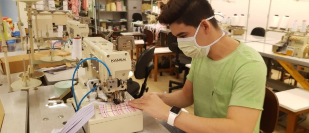 Moda e Farmácia fazem máscaras para distribuir a servidores