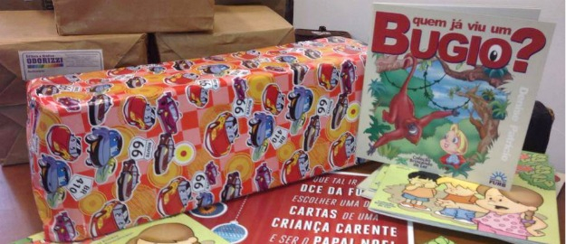 Editora da FURB faz doação de livros para campanha de natal do DCE