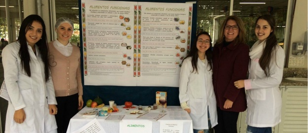 Acadêmicos de Nutrição desenvolvem atividades no RU
