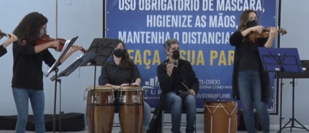 Orquestra da FURB faz intervenções musicais  