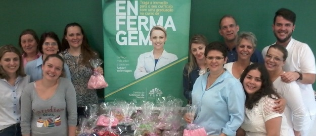 Curso de Enfermagem faz entrega de lenços