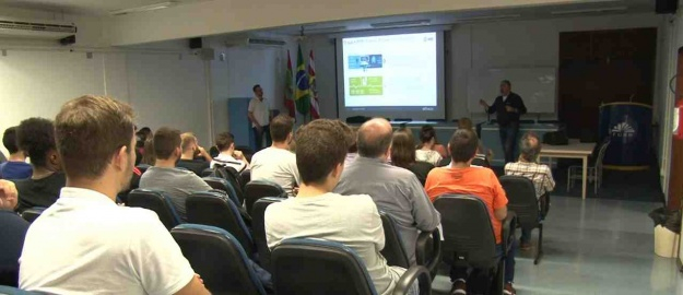 FURB estreita relação com empresas da região