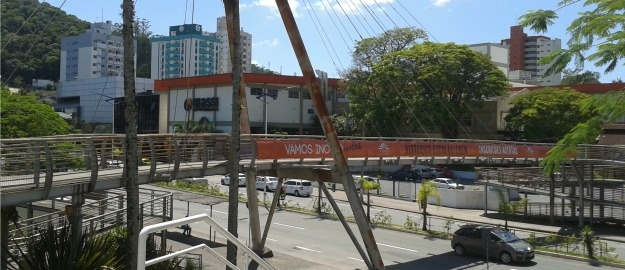 FURB vai contratar empresa para reformar a passarela