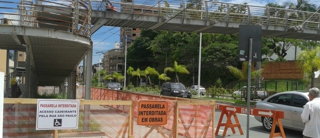 Passarela é interditada para passagem de pedestre