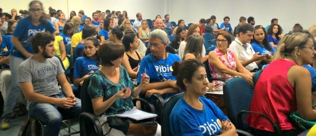 FURB protesta contra cortes de bolsas do Pibid