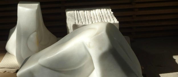 Alunos apreciam esculturas de Pita Camargo em visita a museu de arte 