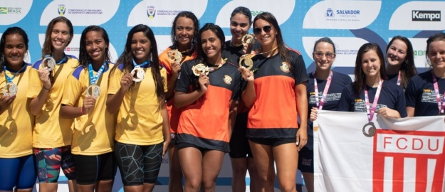 Equipe feminina de natação termina JUBs em terceiro 