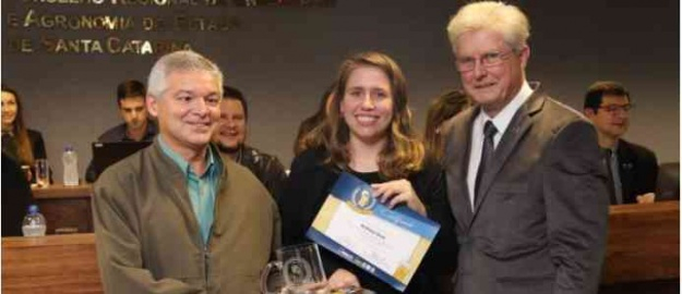 Acadêmica de Engenharia Química vence Concurso do CREA-SC
