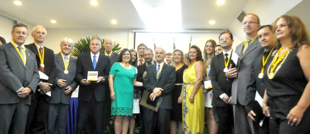 Professor da FURB recebe Comenda do Mérito Farmacêutico em solenidade na capital