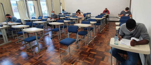 FURB Idiomas aplica prova de proficiência em português 