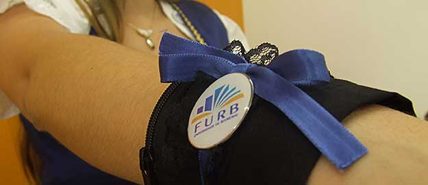 Aluna desenvolve pulseirinha para fridas guardarem dinheiro e documentos