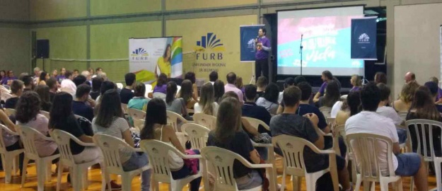 Calouros são recepcionados no Campus 1 e 2 da FURB