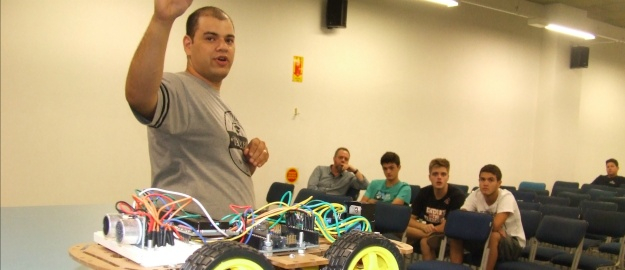 ETEVI cria núcleo de robótica educacional