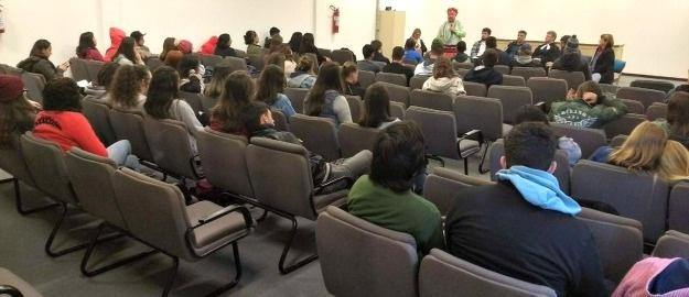 Alunos, religiosos e um ateu debatem diversidade na FURB