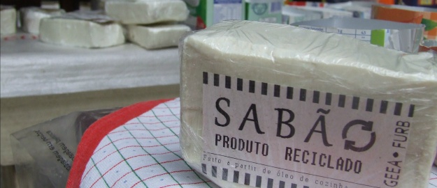 Educação Permanente cria sabão com óleo de cozinha usado