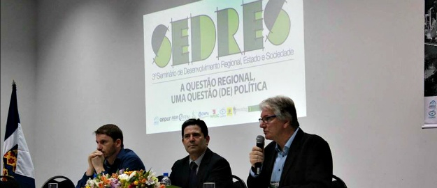 Com auditório lotado, Sedres abre com homenagem a Simões