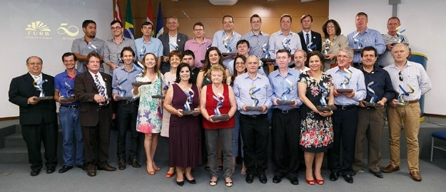 Servidores da FURB são homenageados