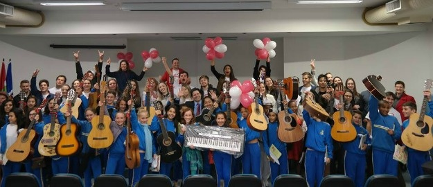 Projeto Tocando Corações entrega violões 