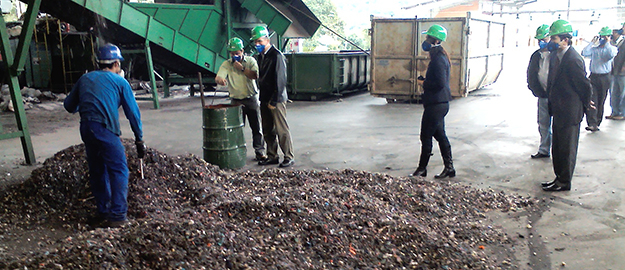 Grupo da FURB visita empresa de tratamento de resíduos em Blumenau