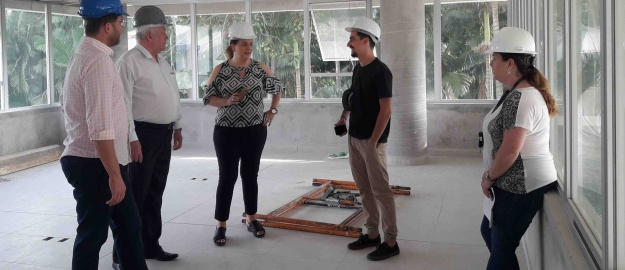 Reitora eleita da FURB visita obras do Centro de Inovação