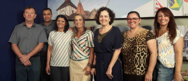 Representante do MEC visitam instalações da FURB