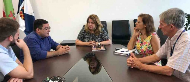   Reitora recebe visita de políticos