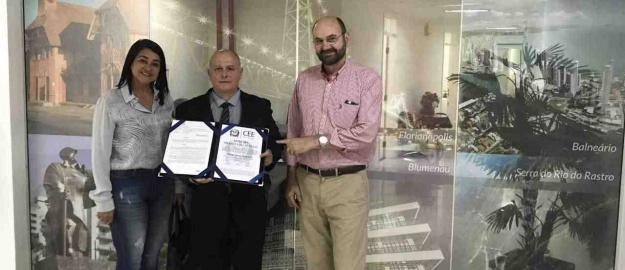 Professor da FURB recebe Diploma de Mérito Educacional