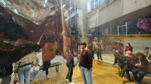 Artista premiada em concurso de pintura da FURB retorna à Universidade com nova exposição no Salão Angelim