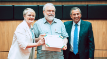 Professor da FURB recebe homenagem na Alesc no Dia do Professor