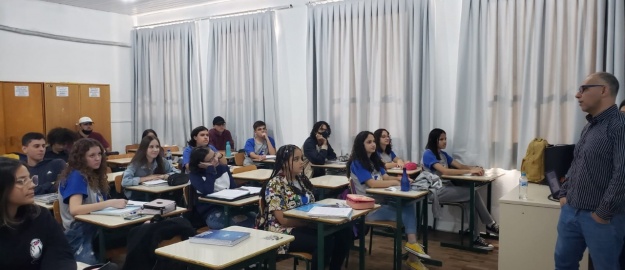 Caminhão Escolar Rosa - Brinquedo Didático com leitura em Braille